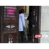 陈凯：拄着拐杖坚守在抗疫一线