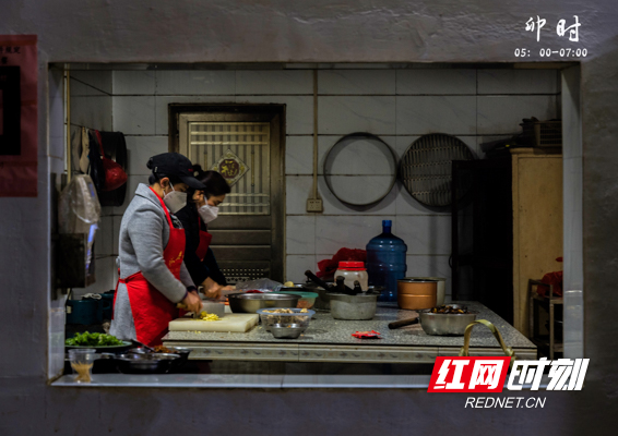 卯时5-7食堂开始准备工作人员早餐.jpg