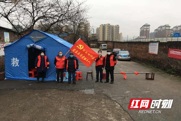 党员志愿者在值守点值守.jpg