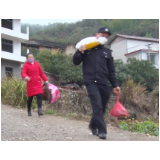 抗疫夫妻档丨防疫服务点上的“跑腿夫妻”