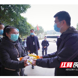 送一碗热汤圆！望城区委书记刘拥兵看望滞留旅客和防疫人员