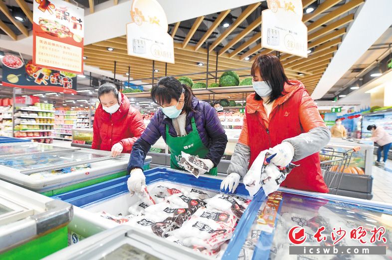 2月7日晚,市民正在超市内选购速冻汤圆。长沙晚报全媒体记者 余劭劼 摄