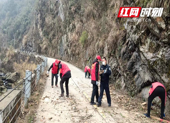 志愿者清理路障_副本_副本.jpg