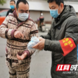 最珍贵的节日礼物 万只口罩送村民