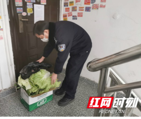 “不能回去的家”：他泪目隔门向父母送元宵节“礼物”