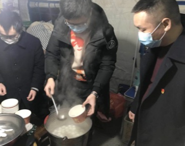 保靖农商银行：疫情无情人有情 元宵佳节送爱心