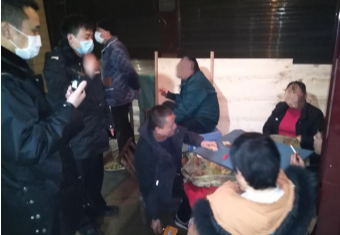 吉首：居民聚集打牌 民警快速驱散