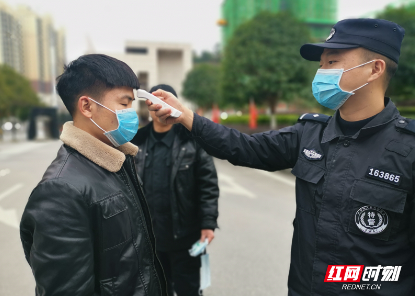 吉首公安：逆行中的警察蓝 守护人民群众安全