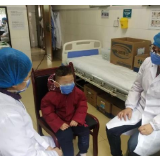 3岁男童要被隔离，21位“妈妈”突然出现……