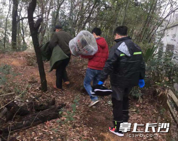 为流浪汉送棉被、棉鞋、防寒大衣等物资