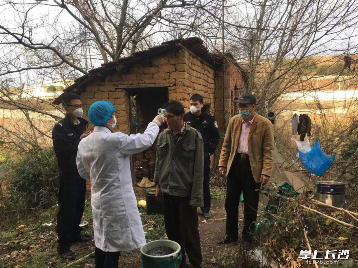 村医为流浪汉监测体温