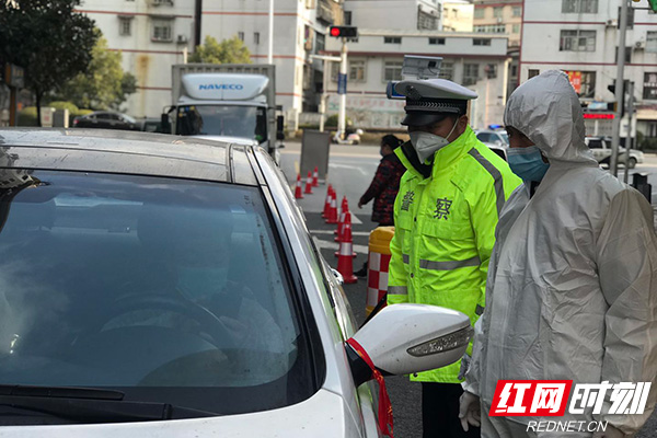 株洲荷塘交警：生日抗“疫”岗上过