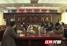 江华：研究部署疫情防控工作