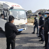 汨罗:3人未戴口罩出行藏身货箱被查获