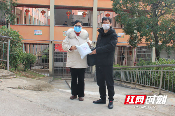 临武：爱心女士自购紧缺医用物资捐赠福利中心 行为很暖心