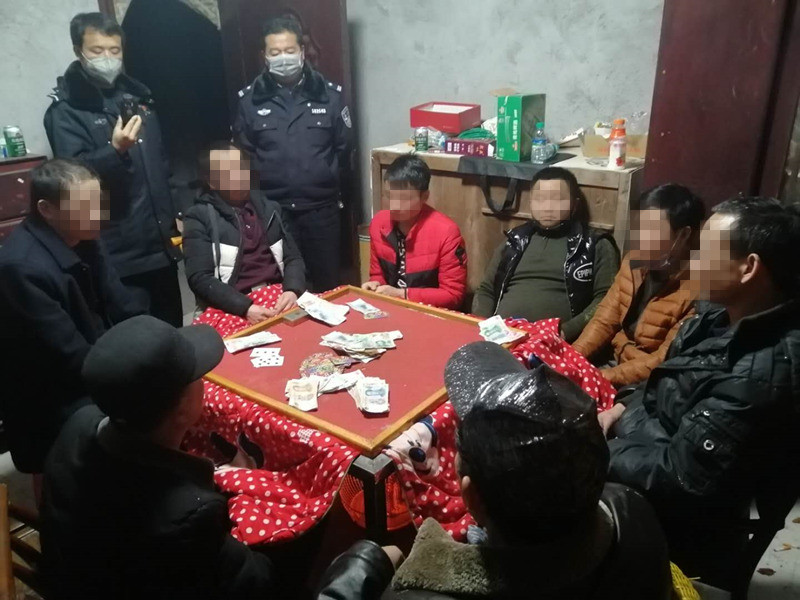 龙山疫情期间聚众赌博8人被依法行政拘留