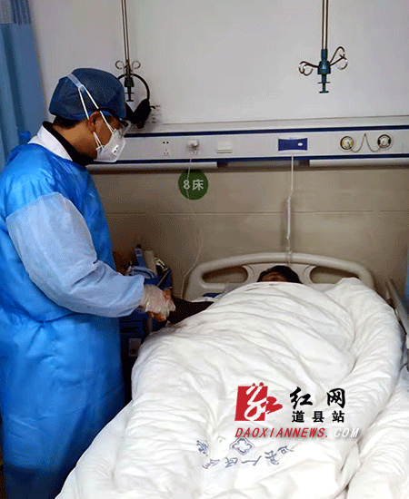 曾亮程医生正在给患者做检查.gif