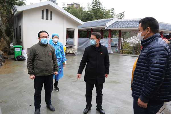 湘西经开区党工委副书记戴晓军对爱心企业的捐赠表示感谢湘西经开区党