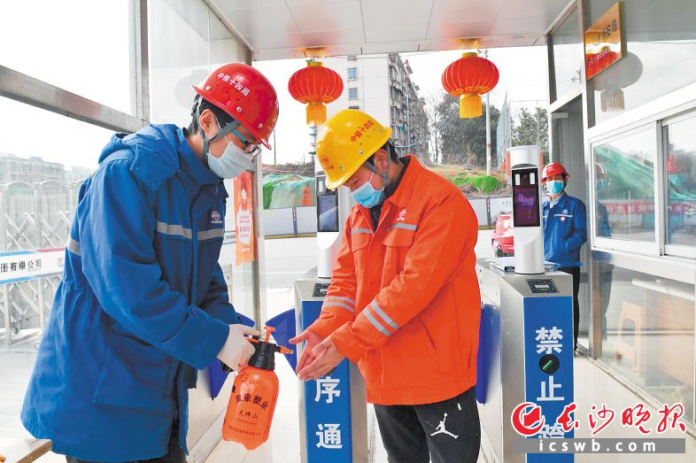 　　湘雅路过江通道项目入口处，施工人员在洗手消毒。 均为王志伟 摄