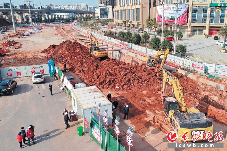 芙蓉路快速化改造项目南湖路下穿地道施工现场，工作人员使用挖机进行雨水箱涵开挖施工。