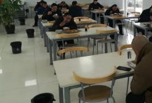 防疫用餐举措 员工轮流用餐吃饭时不得交流