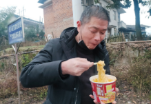 冷水江市：战“疫”一线的生日会