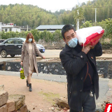 苏仙区栖凤渡镇新民村：村干部“跑腿”忙“代购”