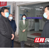 何报翔调研防疫物资保供工作 为两家企业赠送口罩