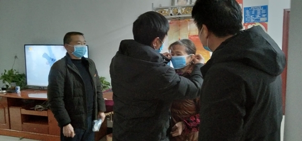 周坊村帮扶干部教授贫困户佩戴口罩的正确方式.jpg