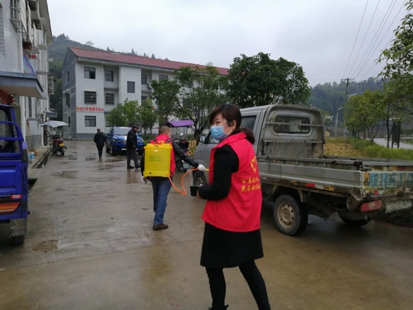 大垅洲村帮扶干部在易地扶贫搬迁集中安置点进行消毒作业.jpg