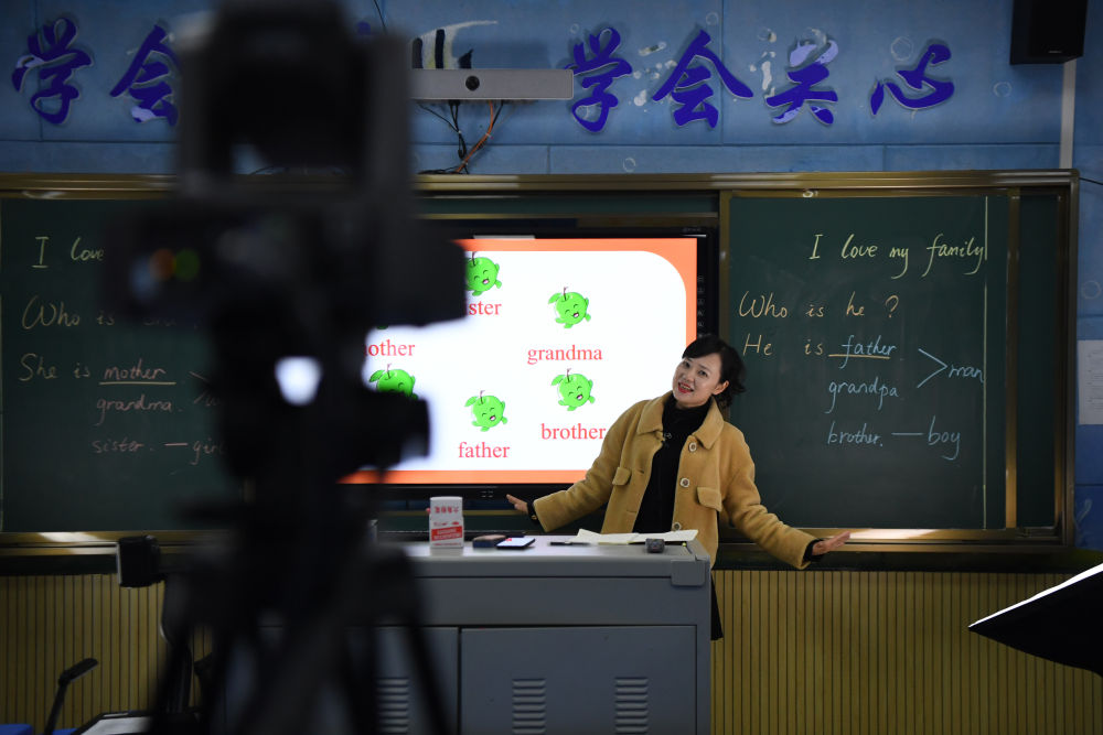 2月10日,长沙麓山国际实验小学英语老师陈辉在教室内通过摄像头直播