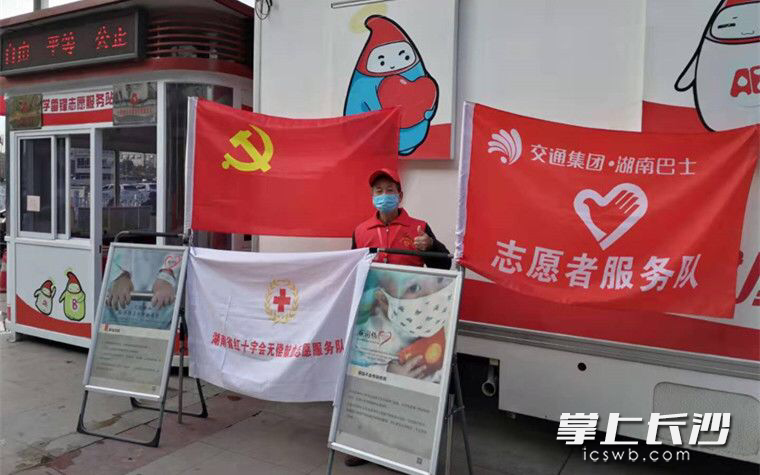 春节期间，踊跃参加无偿献血之余，袁亮坤还积极参与社区疫情防控工作。