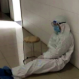 致敬抗疫一线的他们！睡着的样子让人心疼