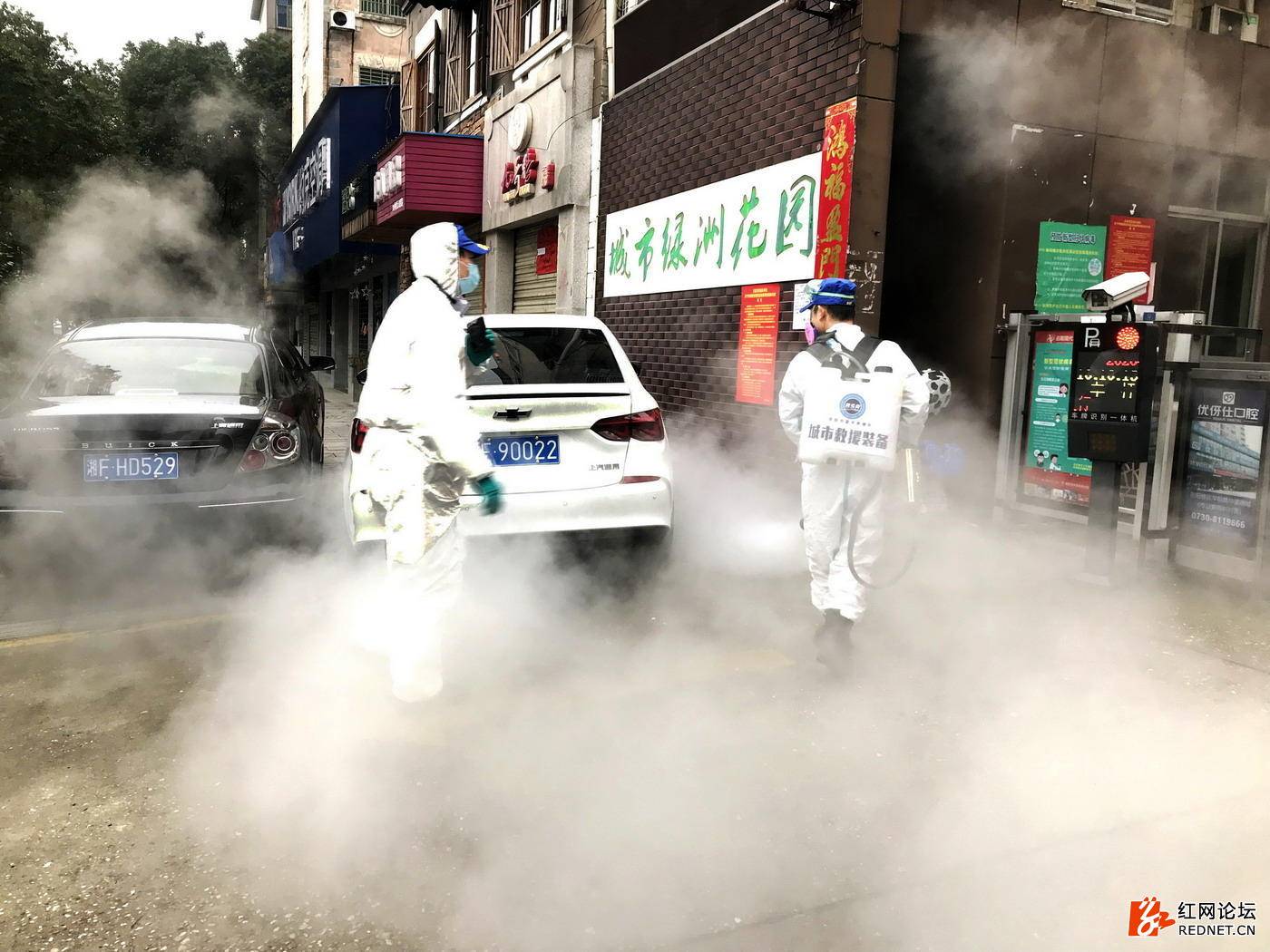 义务为各个居民小区消毒的岳阳蓝天救援队队员在喷洒药剂。来自：红网论坛网友钱江潮