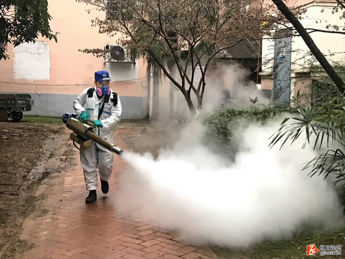 义务为各个居民小区消毒的岳阳蓝天救援队队员在喷洒药剂。来自：红网论坛网友钱江潮