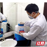 时隔四年再披白大褂 扶贫干部“疫”线演绎“凡人亦英雄”