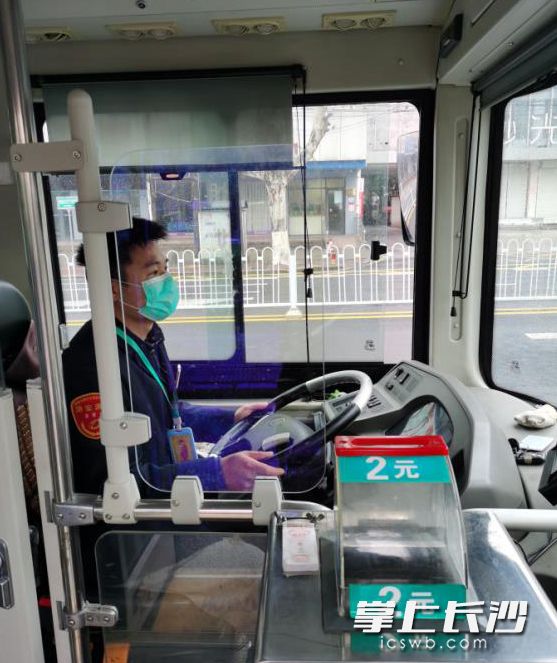 陈成驾驶公交车，在城市街道上行驶。