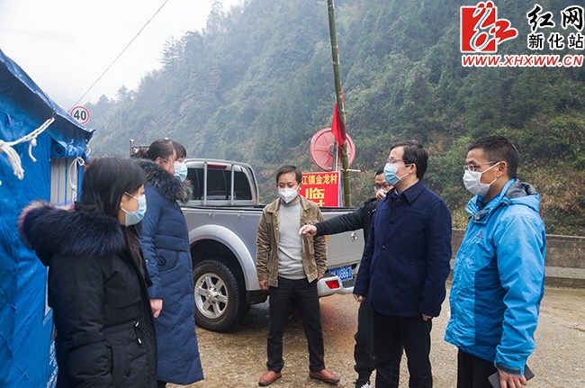 左志锋在金凤乡架桥村与溆浦县三江镇金龙村交界处监测点检查