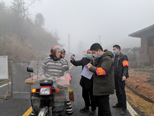 在“疫情防控党员先锋岗”交通劝导点执勤.jpg