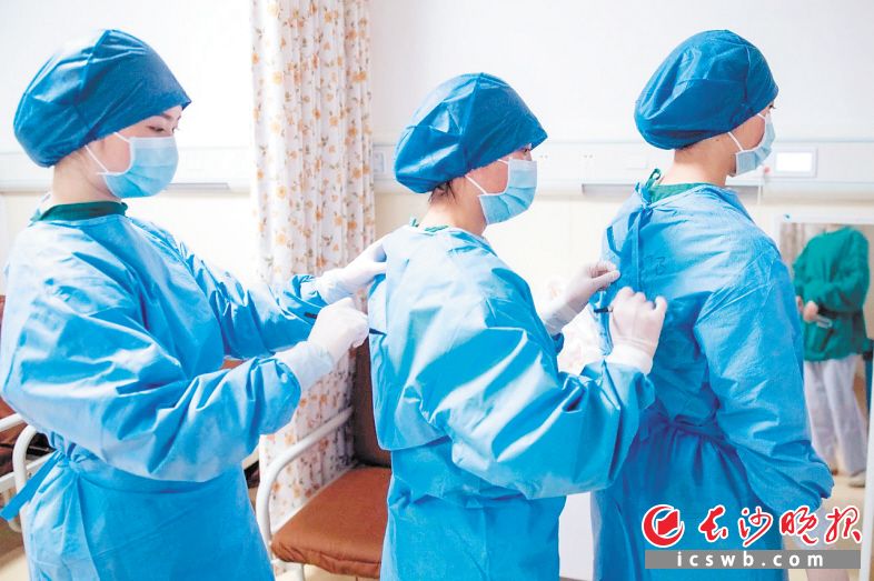 市摄影家协会理事肖毅从大年三十开始,一直坚持蹲守医院,拍摄了大量医护人员抗击疫情的感人场景。肖毅 摄