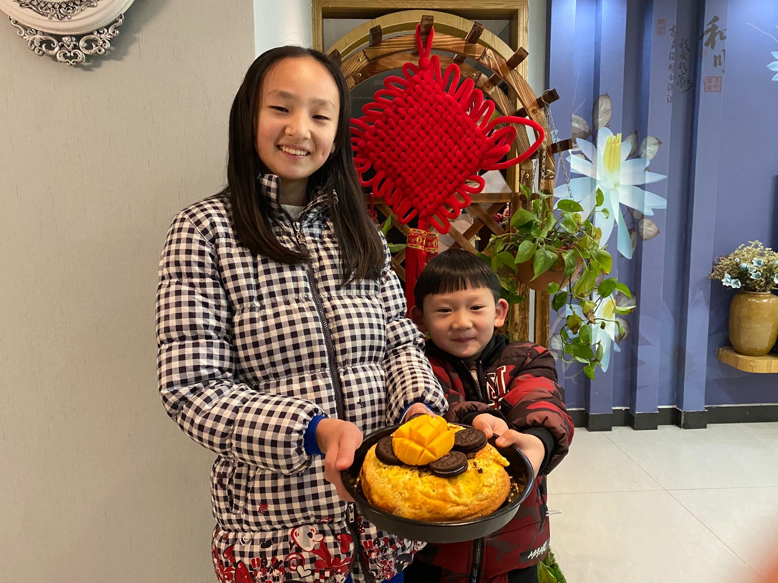 宅在家中创意生活,李敏的一对孩子晒出用电饭煲制作的蛋糕,格外开心。长沙晚报全媒体记者 胡媛媛 摄 宅在家中创意生活,李敏的一对孩子晒出用电饭煲制作的蛋糕,格外开心。长沙晚报全媒体记者 胡媛媛 摄