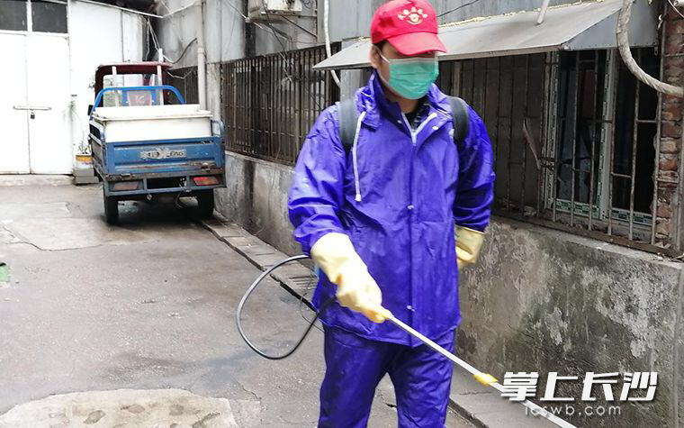 杨文奇在社区内进行消毒工作。