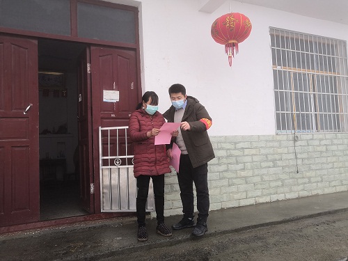 入户宣传疫情防控知识.jpg