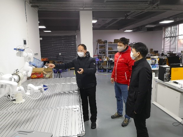 王耀南院士（左一）春节期间在湖南大学机器人学院指导机器人开发工作。