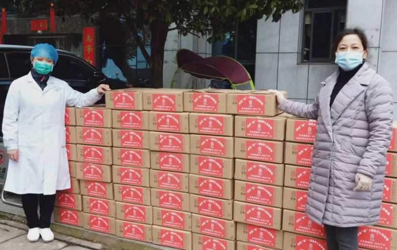 茶陵县蓉园食品有限公司负责人刘蓉，向县卫健局和株洲市二医院捐赠1000余瓶腌制大蒜。刘蓉表示：“这是我们作为企业承担社会责任的关键时刻，我们有什么就捐什么。我坚信，只要大家上下一心，众志成城，定能攻克难关！向战“疫”一线医务工作者致敬！”