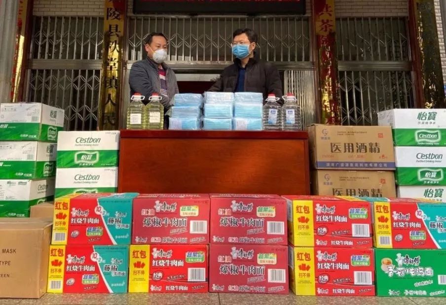 茶陵县康成庄园种植农民专业合作社负责人刘雪文，向秩堂镇政府捐赠5200个口罩、50个护目镜、2件（2500ML*16瓶）消毒液、2件（2500ML*16瓶）酒精、4套防护服、10件（24瓶/件）矿泉水、10件（24桶/件）方便面等物资。作为一名农村创业青年，刘雪文还主动申请参加疫情防控志愿服务活动，在马吉村志愿服务站进行文明劝导工作。他表示，为家乡疫情防控工作奉献自己的一份力量是义不容辞的。奋战一线、靠前指挥的防疫工作人员才是最辛苦，提供一些防护物资是应该的。