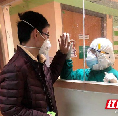 特殊“外卖小哥”病房送餐 爱的“外卖”使命必达