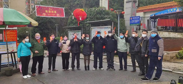 西溪里业委会代表业主慰问物业工作人员.jpg