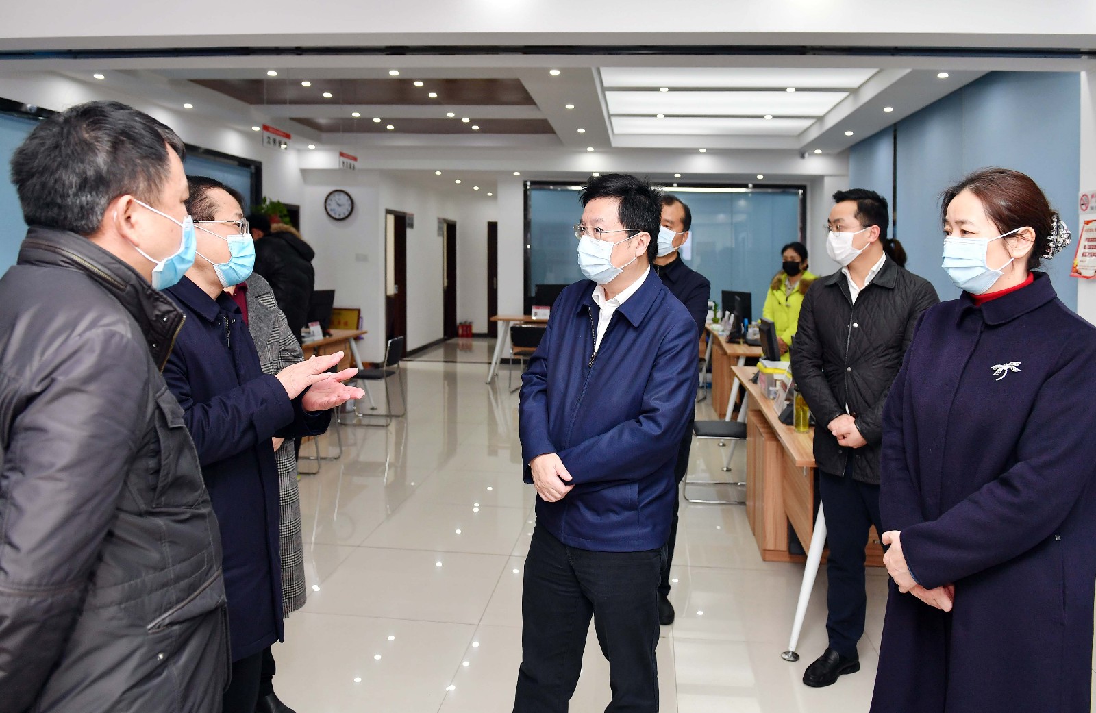 今日，省委常委、市委书记胡衡华在雨花区雨花亭街道新星社区督导疫情防控工作。长沙晚报全媒体记者 周柏平摄