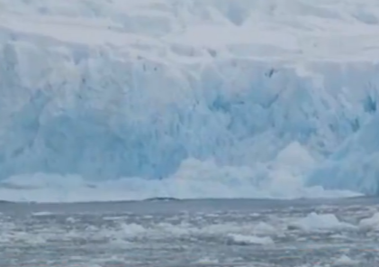 卫星图记录南极最大冰川崩裂